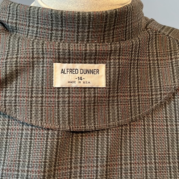 Alfred Dunner Women’s gray/purple plaid design, missing 1 button size 14,$13 - Picture 7 of 7